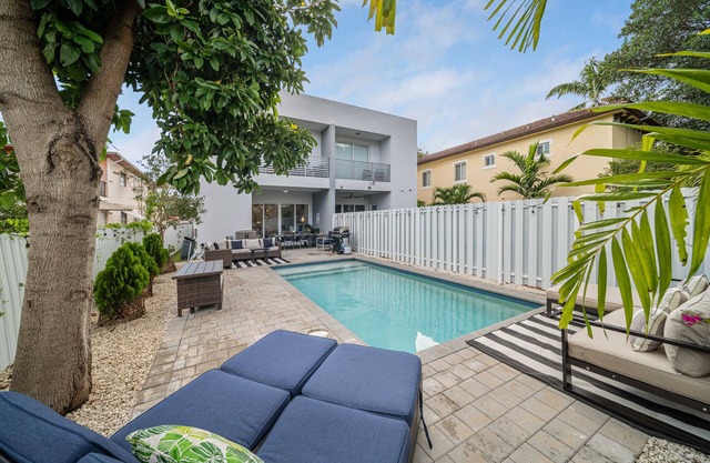Modern haven 5B 4B with heated Pool