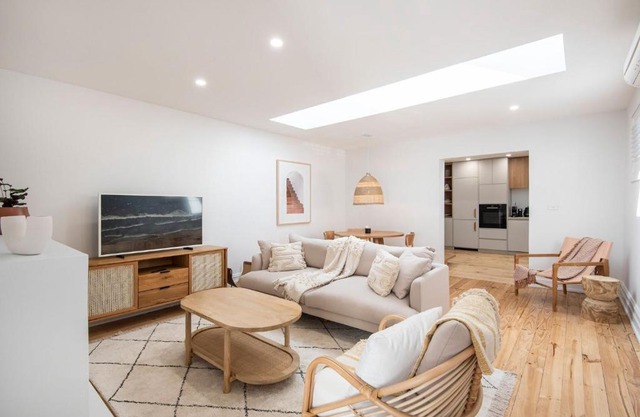 Modern Haven in Vibey Fitzroy Walk to shops