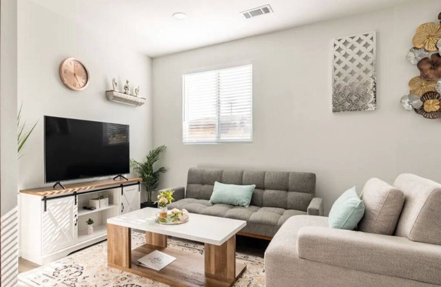 Modern Home Near Disneyland, Beaches, and Little Saigon