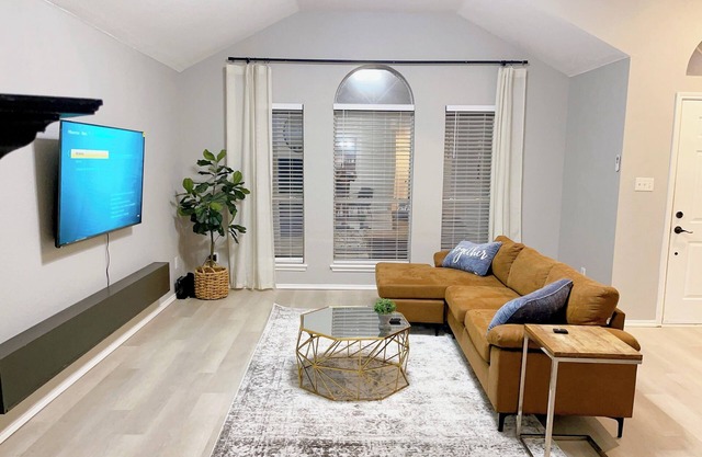 Modern home, perfect for extended stay. Pets friendly