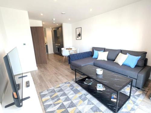 Modern Large Flat 1min to Stockwell Station with Skyscraper View