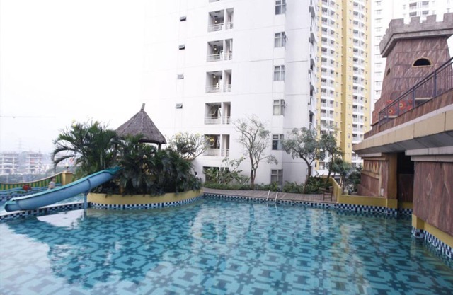 Modern Look And Homey 2Br At Great Western Resort Apartment