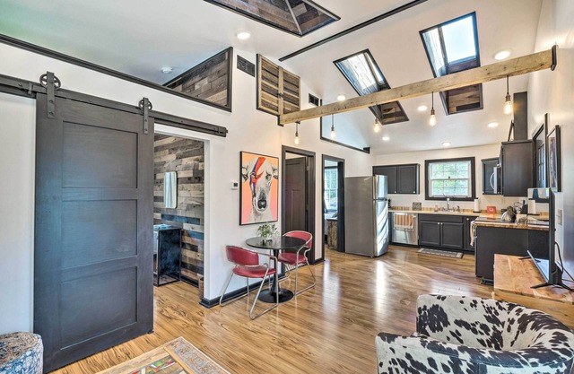 Modern Louisville Apartment w/Furnished Deck