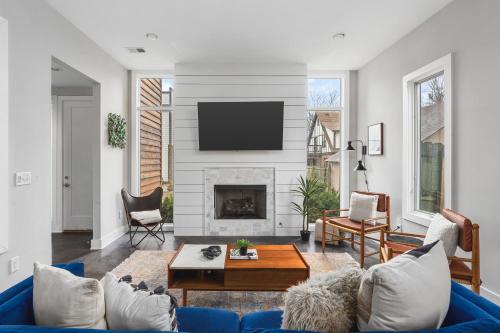 Modern Luxury Rooftop Deck, 3 mi to Downtown