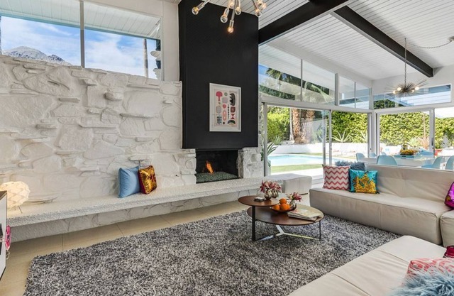 Modern Mid-Century in Vista Las Palmas. Perfect for families. Dogs ok