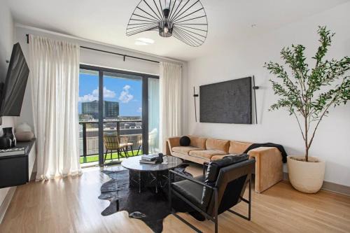 Modern Midtown King Suite with Rooftop Pool & Balcony