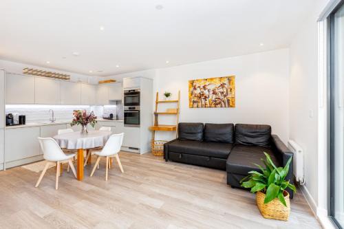 Modern New 2BR wViews & Balcony in Wandsworth