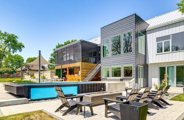 Modern Oasis-lots of amenities including a pool!