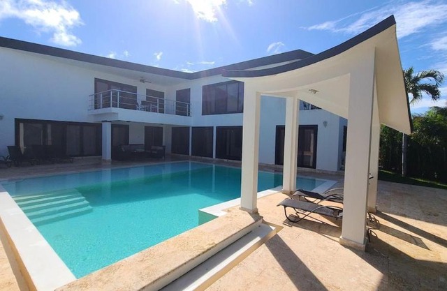Modern & private 4 bedroom villa with infinity pool