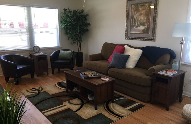 Modern! Professionally Cleaned, Self Check In - Sleeps 10