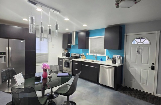 Modern/Retro 2br Condo by Exceptional Stays