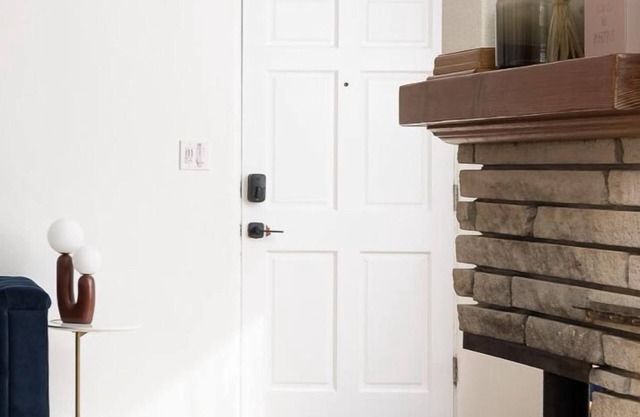 Modern Retro: Close to DT, Zoo, Sea world, Airport with Parking, Hot Tub