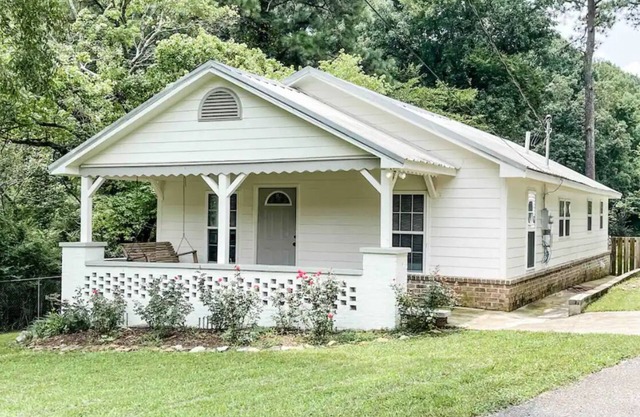 Modern, rustic home convenient to Golf Courses, Legacy Arena, Hoover Met + more