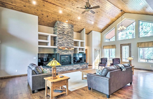 Modern-Rustic Show Low Cabin: Fire Pit, Grill