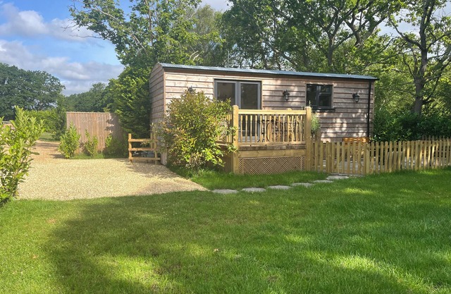 Modern Shepherds Hut in Dorset, near New Forest & Beaches, Dog friendly