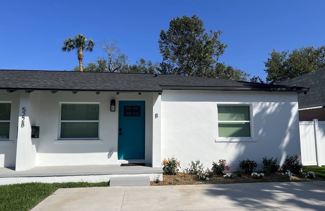 Modern South Tampa 1/2 Duplex with Private Yard