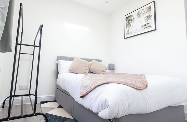 Modern Studio w/private Kitchen, Bathroom & Garden