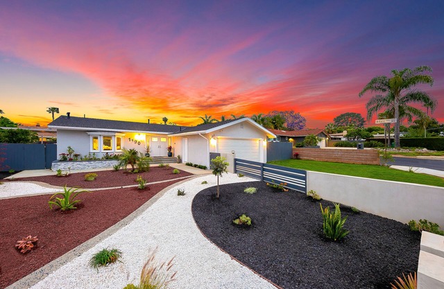 Modern Tamarack Cottage Beautiful Beach Getaway, Water Views, Walk to Ocean + Dining