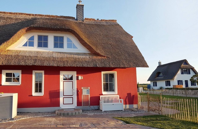Modern thatched house close to the beach between Boltenhagen and Wismar; with sauna and fireplace.