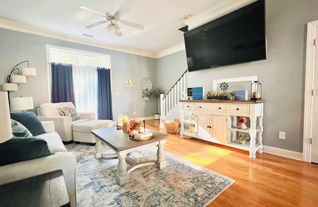 Modern townhouse!A short drive to Downtown Wilmington, UNCW & Wrightsville Beach