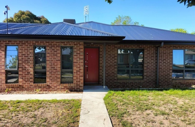 Modern Unit close to shops and services, public transport, the waterfront etc