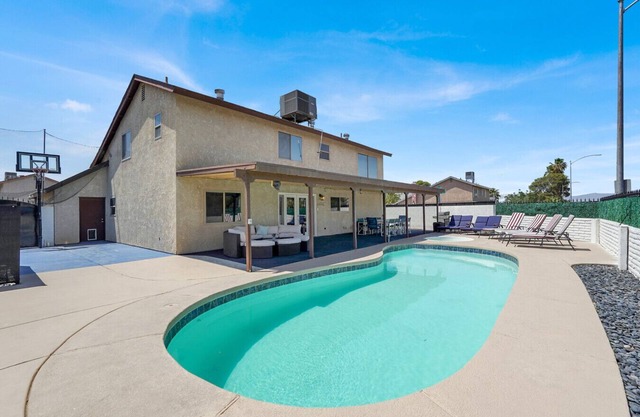 Modern Vegas 4BR Home w/Pool, Jacuzzi & Game Room