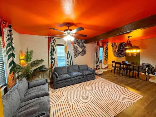 Modern & Vibrant Oasis Minutes from Downtown