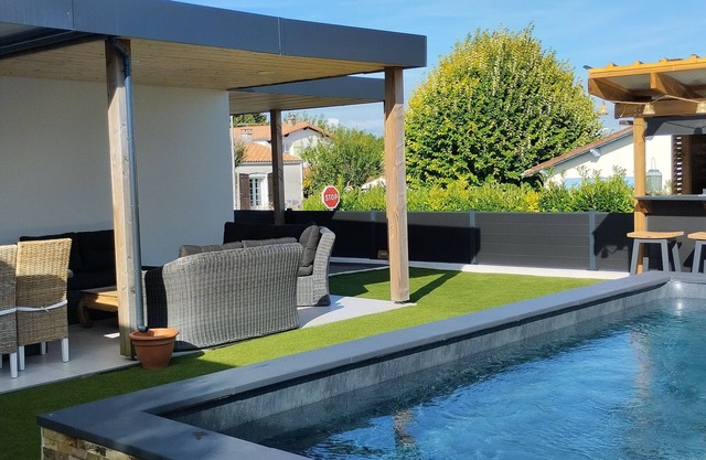 Modern villa for 8 people, pool, 3 bedrooms, 3 bathrooms