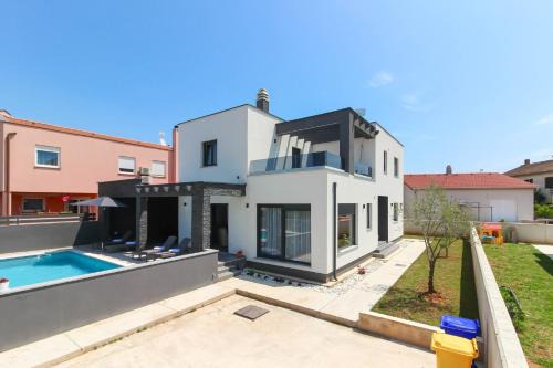 Modern villa Maeni with private pool in Pula