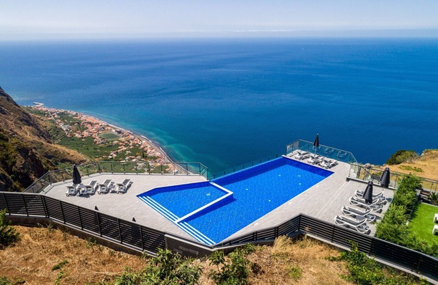 Modern villa, shared infinity pool | SunsetCliff 1