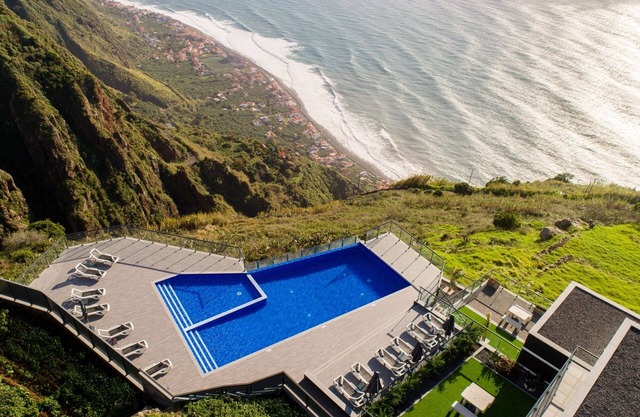 Modern villa, shared infinity pool | SunsetCliff 3