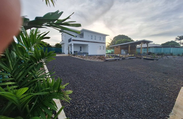 Modern villa with an elevated landscape overlooking the Ocean.n7 min to Apia