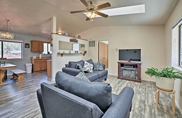 Mom's Place in Jemez - 1 Mi to Hot Spring