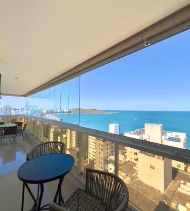 Momentos inesquecíveis em um novo e moderno apto na Praia do Morro, com deslumbrante vista mar, a uma quadra da praia, redes de proteção, quartos com ar condicionado, roupas de cama e banho, TV 65, internet, prédio com piscina, portaria 24 horas e 2 vagas