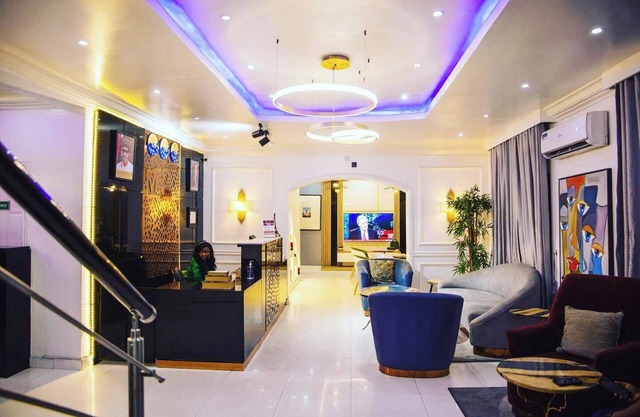 Montcrest Hotel & Lounge