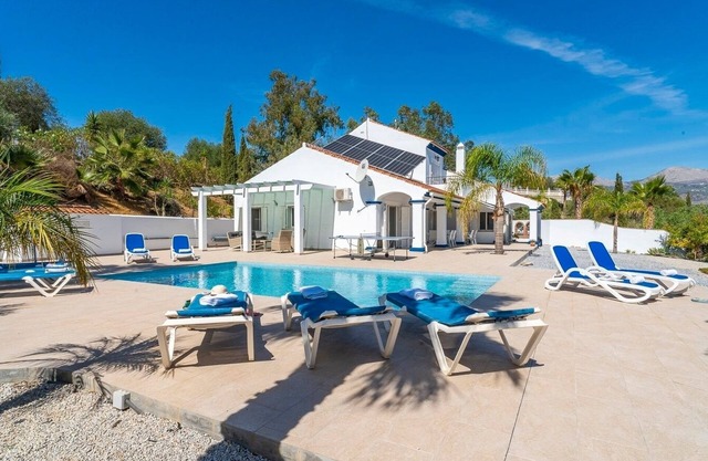 Monterosa Viñuela by Ruralidays