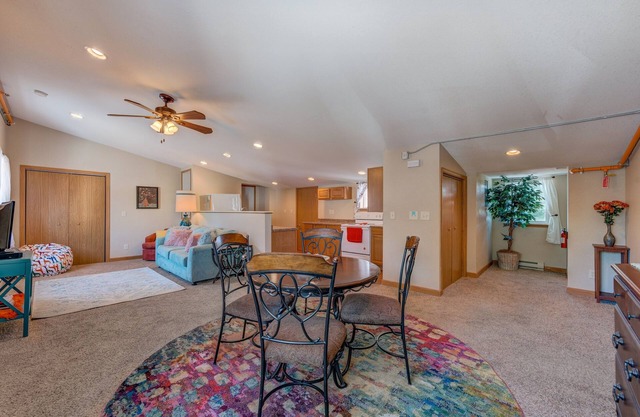 Moonbeam Condo - Beautiful 2 Bedroom Stay by Beach