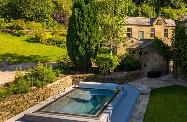 MOORLANDS MANOR, family friendly, luxury holiday cottage in Foulridge