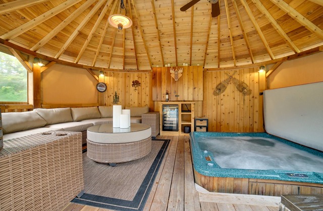 'Moose Lodge' Cabin w/Entertainment Gazebo!