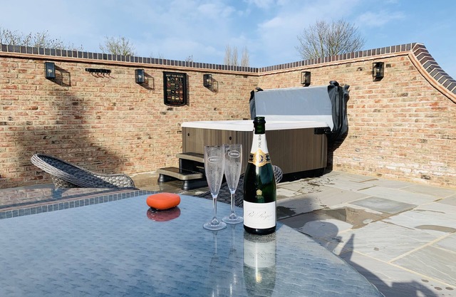 Morgan Cottage at 'This Is Not Here' With Hot Tub