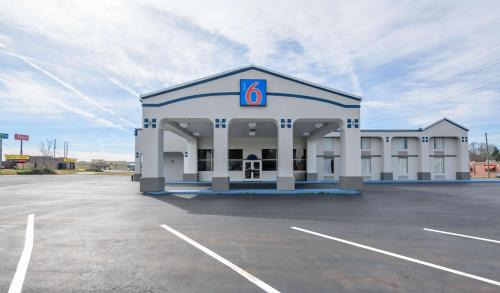 Motel 6 Forsyth, GA Tift College