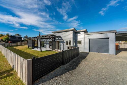 Motuoapa Getaway - Lake Taupo Holiday Home