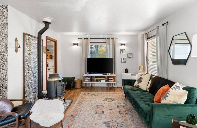 Mountain Bungalow near Mt Shasta and Waterfalls