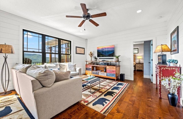 Mountain Charm: 4BR w/Incredible Views! Hot Tub*Privacy!