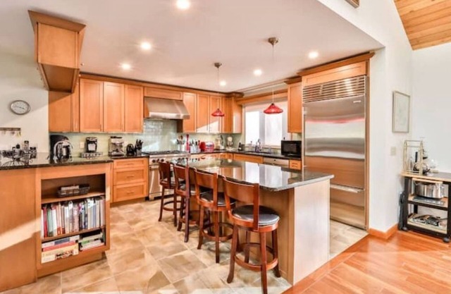 Mountain house w/stunning views & gourmet kitchen 7 mi to Windham 9 to Hunter