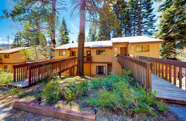 Mountain retreat near the lake & skiing with deck, shared pool & grill