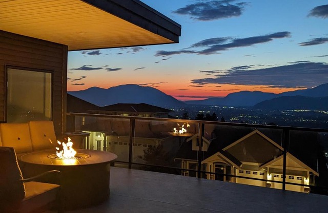 Mountain Retreat with Views, Hot Tub, Games & AC