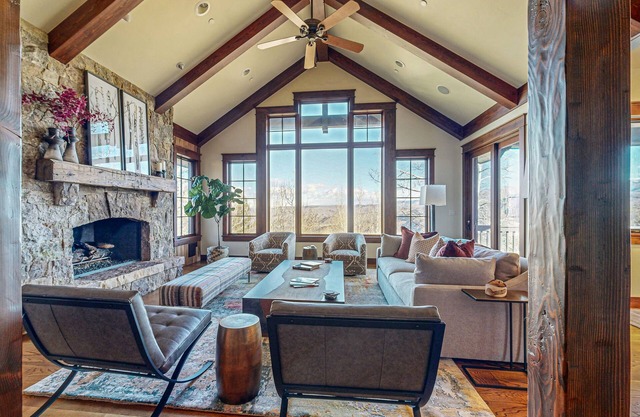 Mountain retreat with hot tub, fully stocked kitchen & great views