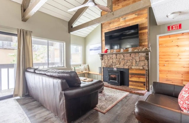 Mountain rustic charm surrounds you. Sleeps 6 comfortably and townhome style