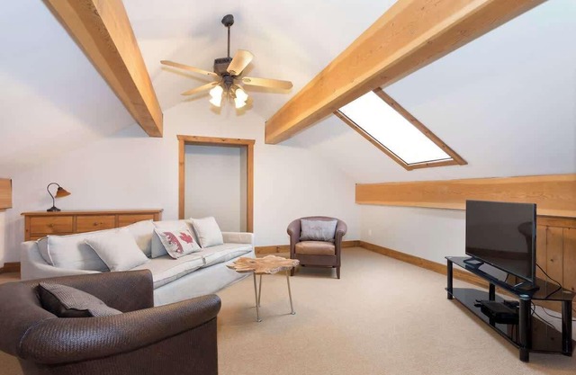 Mountain-view 4BR retreat w/fireplace & hot tub